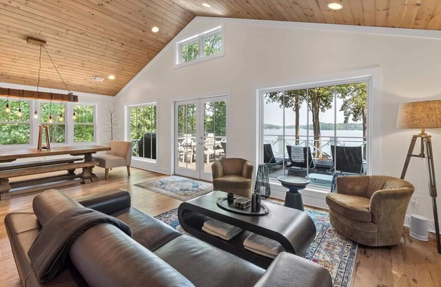 Lake front home on Lake Oconee with private dock, hot tub and firepit