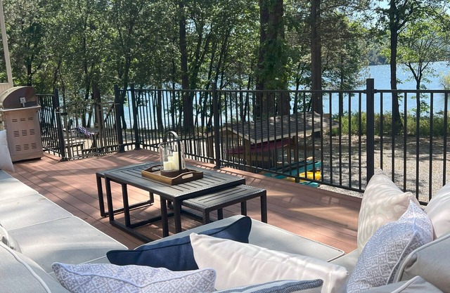 Lake Front House - Gorgeous View!