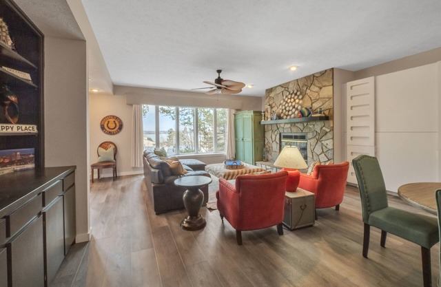 Lake front Keowee Condo w/Balcony & Resort Amenities! (20 min to Clemson) by RedAwning