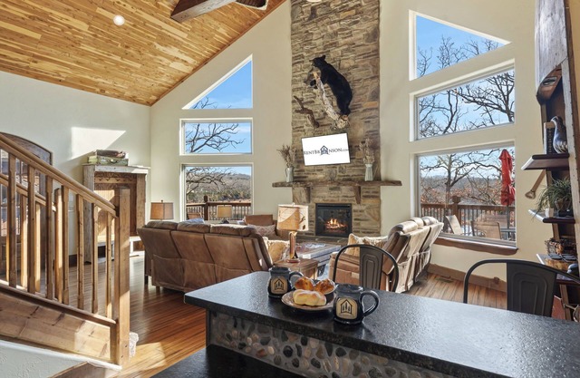 Lake Front Lodge w Pool Table-Pvt Hot Tub-Boat Slip-Wrap Around Deck-Free Attraction Tickets