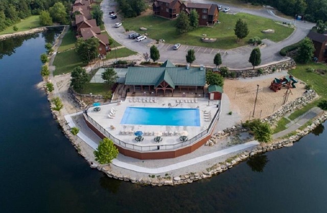 Lake Front next to the Pool! In Stonebridge by Silver Dollar City