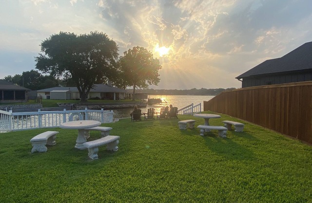 Lake Front Retreat, Fishing, Kayaks, Peaceful, Beautiful Sunsets!