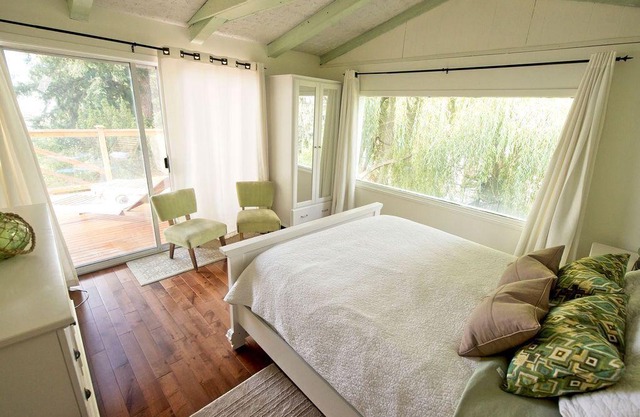 Lake Front, Stunning Lake Views, Family Friendly, hot tub