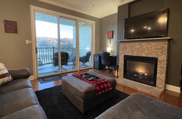 Lake front villa! 10 Minutes from I-75! No Stairs, all one level.