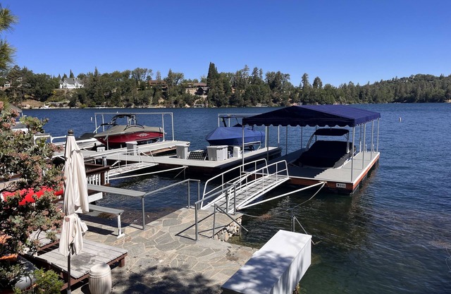LAKE FRONT with VIEWS, private DOCK & AC