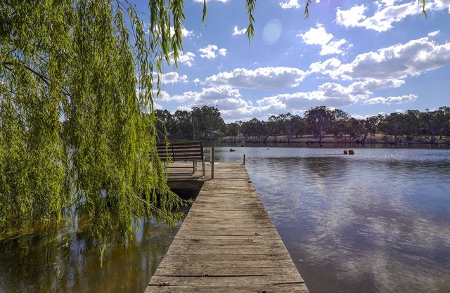 Lake frontage only 90 mins from Melbourne with private jetty