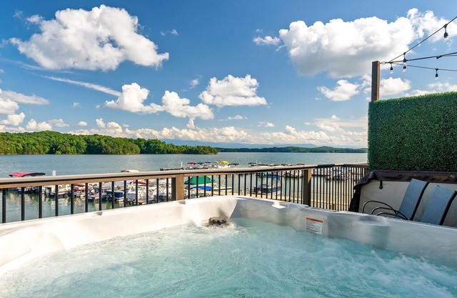 Lake Hair, Don't Care - Lake View / Mountain View / Fire Pit / Corn Hole / Hot Tub