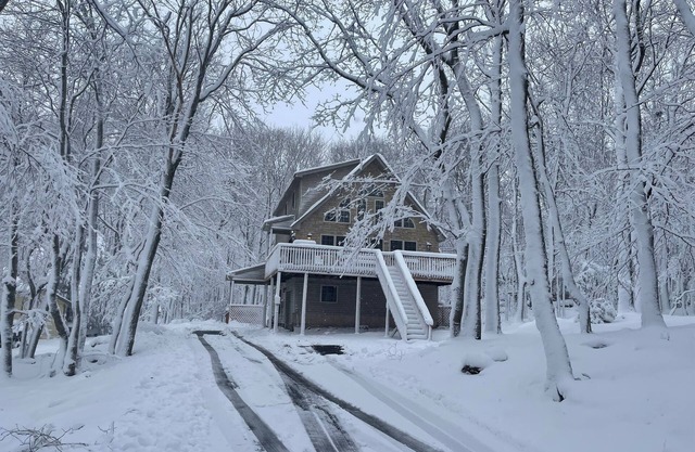 Lake Harmony Big Boulder Chalet w/hot tub,pool table,ping pong,fire pit,pets ok