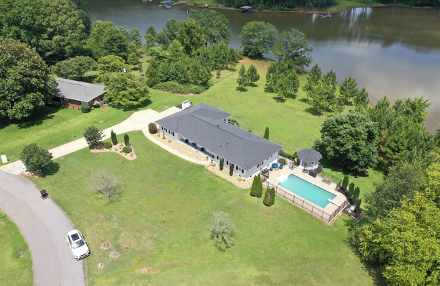 Lake Hartwell w/Dock, Pool, Clemson, Fishing Tournaments, Sleep 12, Anderson SC