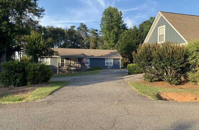 Lake Hatrwell - Anderson, SC. Short drive to Clemson.