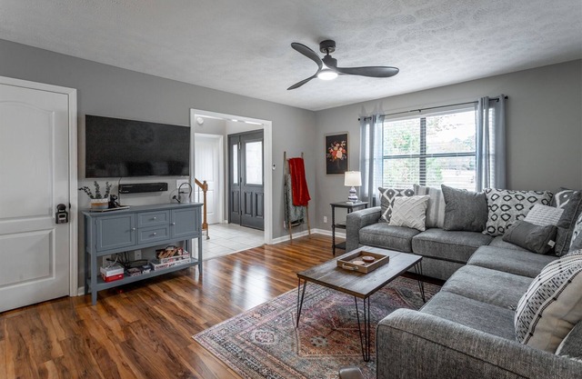 Lake Hills Landing | Dog Friendly, Great Location + Hot Tub