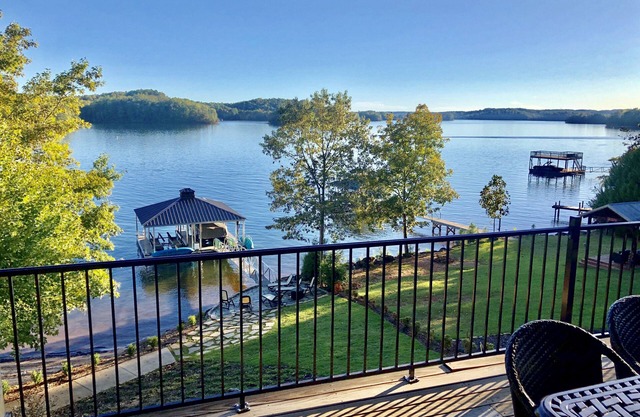 Lake Holidays, Reunions, Families, Friends, Weekends, Golfers, Bikers, Clemson.