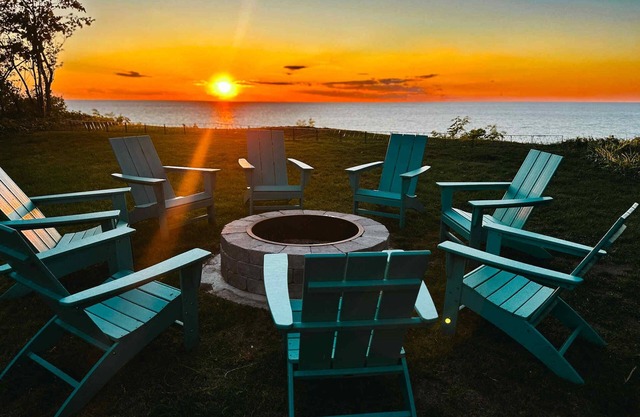 Lake Home w/Amazing Views near St. Joseph, beaches, and wineries