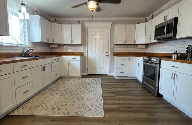 Lake House Eufaulan2 Bedroom Home 1 block from Xtreme Cove Marina!