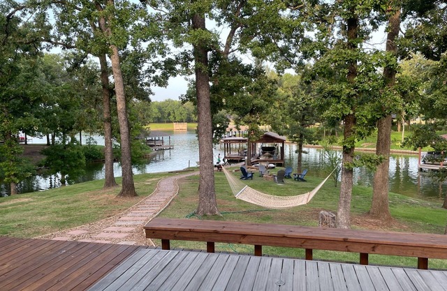 Lake House Gem: Cozy Waterfront Escape