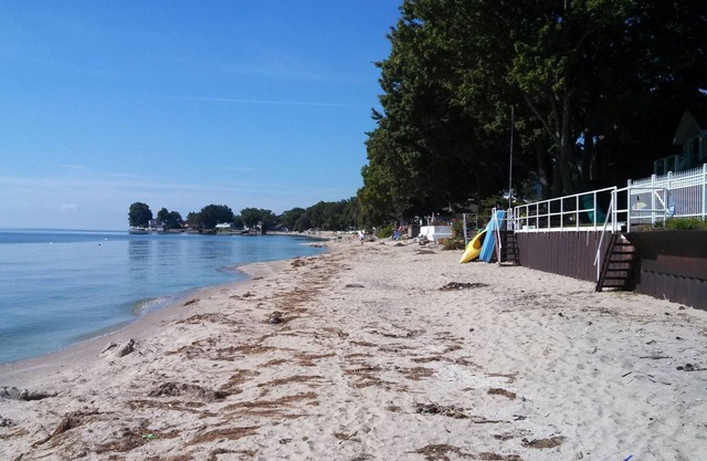 Lake House Oasis. On private Lake Erie beach. Family fun!