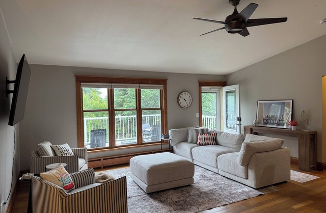 Lake house ON THE GOLF COURSE perfect for a quick fall getaway!