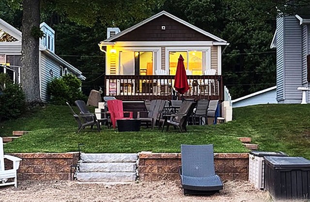 Lake House: Pontoon Rental l Kayaks & SUP +Hot Tub