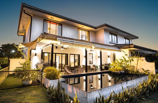 Lake House - Private Pool - King Bed - Sleeps 14