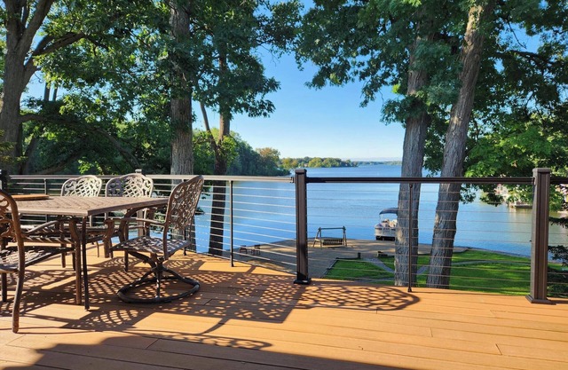 Lake House Rental - NR Pontoon Optional