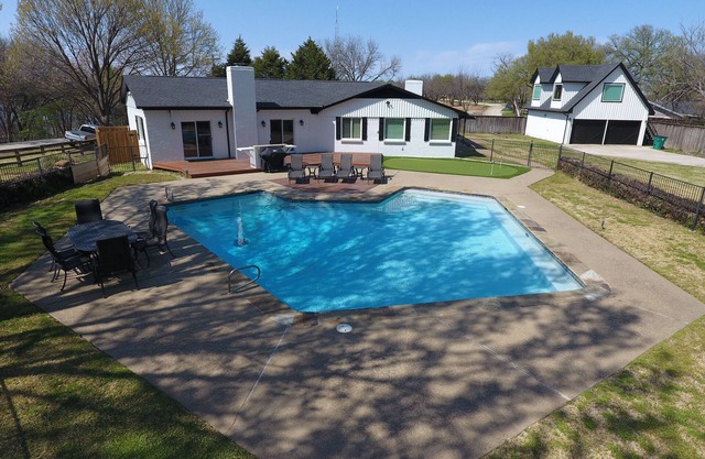 Lake House - WEDDING STAYS - HUGE pool! THE gathering place for large families!
