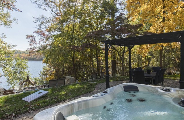 Lake House with seasonal Hot Tub and Pool