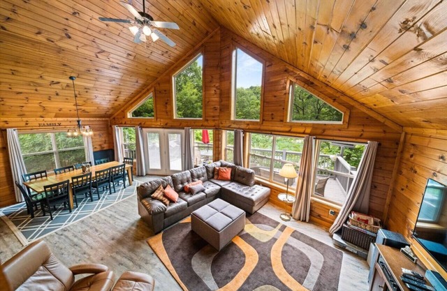 Lake It Easy Lakefront w/double dock + hot tub