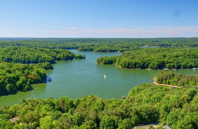 Lake Lanier Getaway in North GA Mountains- Warm Weather Fun, Ready When You Are!