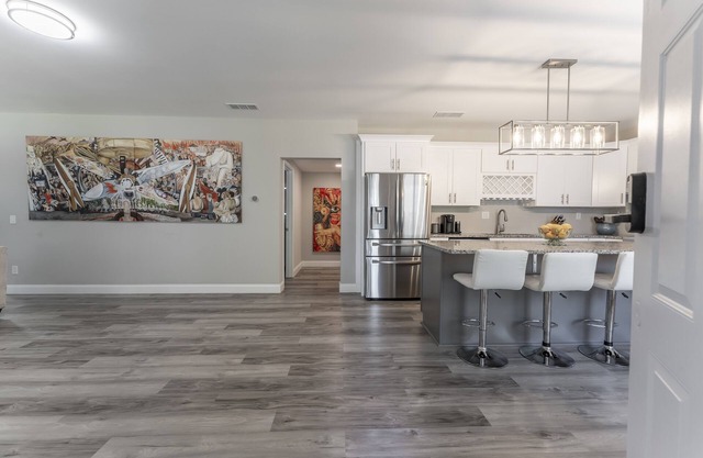 Lake Lanier Hideaway: Modern Private Retreat with Stunning views.