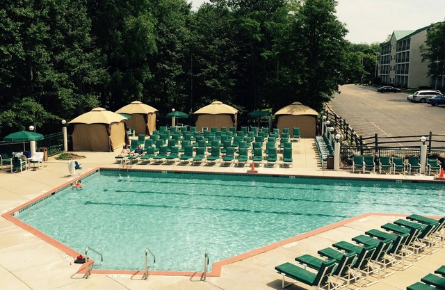 Lake Life At The Cove of Lake Geneva, Walk to Downtown,Pool View Upgraded Suite