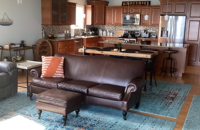 Lake Life-The beach is your back yard! 3br/3ba Oct-April rent 3 get 4th free-ask