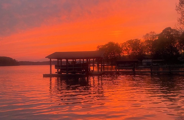 Lake Livin’ Private boat ramp on property! LAKEFRONT, HOT TUB, Private Dock