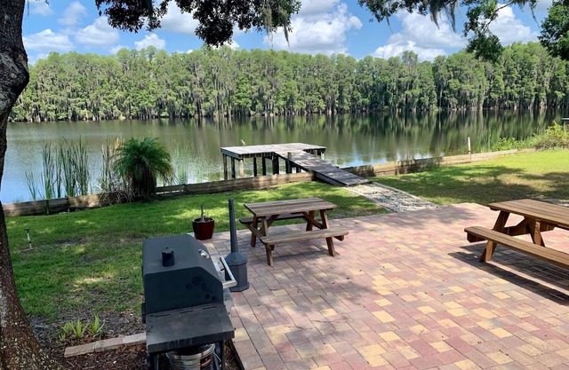 Lake living with beautiful views!