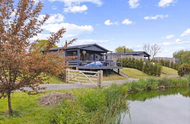 Lake Log Cabin - Hot Tub & Tranquil Surroundings