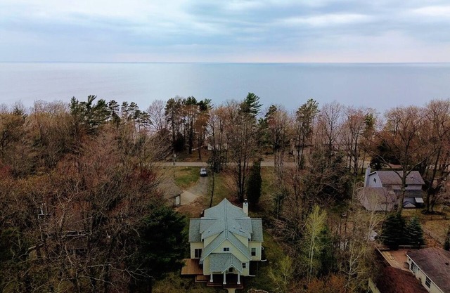 Lake Michigan House with private beach access - Oberon Cottage
