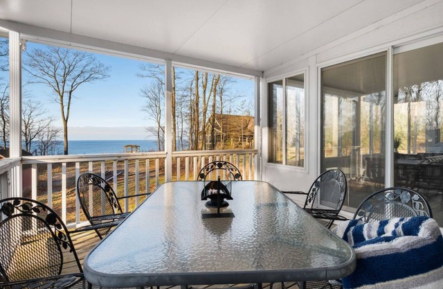Lake Michigan Views: Solarium & Cozy Fireplace