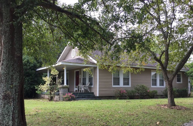 Lake Monticello Area Cottage on 7 Acres
