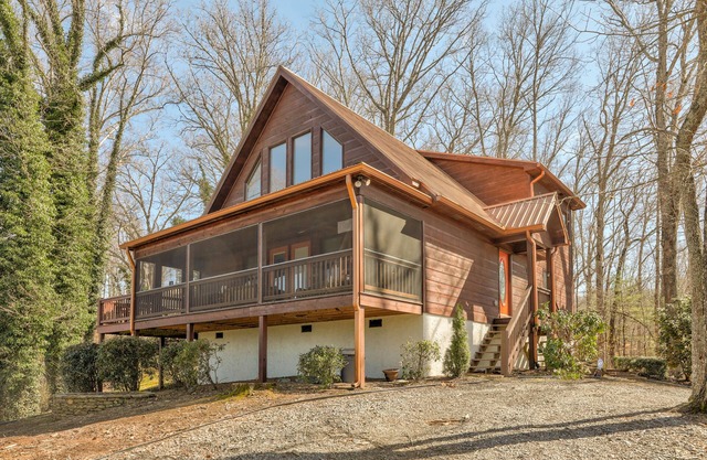 Lake & Mountain-View Hideaway w/Fireplace, AC, WiFi & 4 TVs - Dogs Welcome