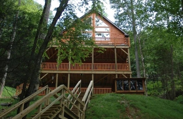 Lake Nantahala smokey mountain Lakeside Lodge in Gated Community. Pontoon boat