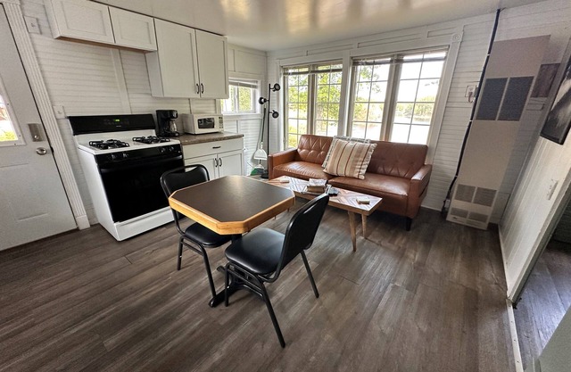 Lake Nokomis 2BD/1Bath Lakeside Cabin - Cabin #1