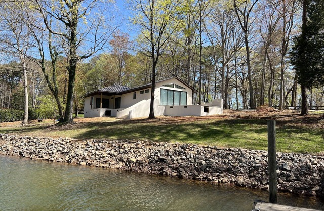 Lake Norman Cottage with stunning views of the sunset in a quiet cove