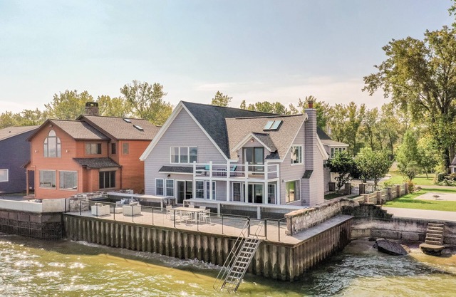 Lake Ontario Sleeps 16 Breathtaking sunset views