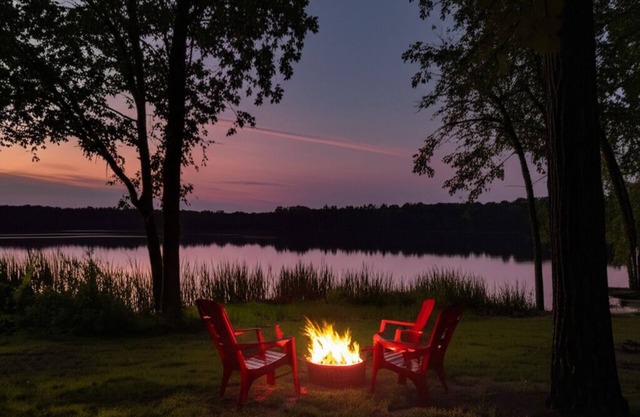 Lake Palestine Homes ideal for Retreat & Events-accommodate 20+ gather 40+
