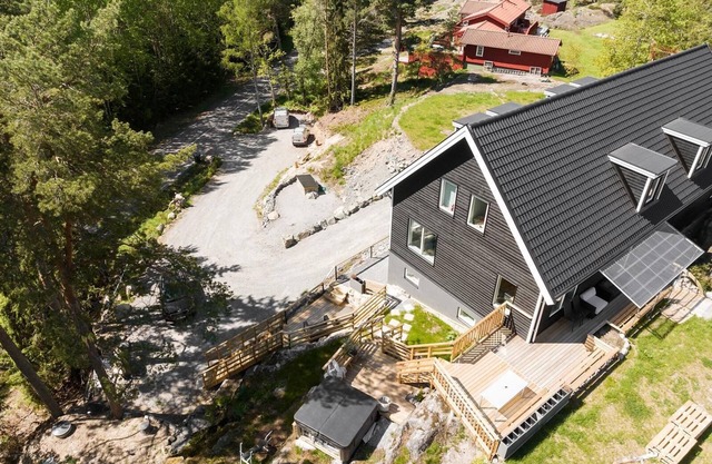 Lake retreat for 11 - enjoy jacuzzi & nature