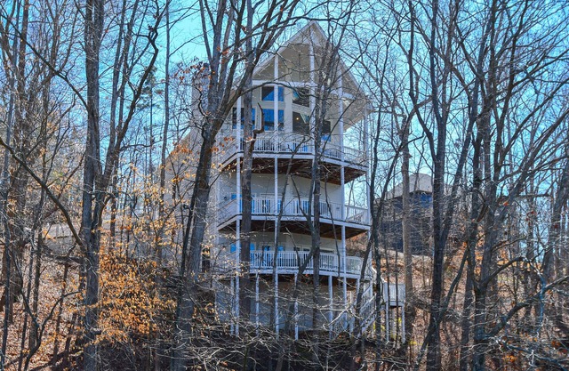 Lake Retreat - near wineries, shopping & hiking. Pet friendly. Game room!