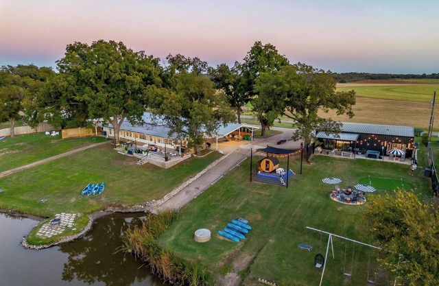Lake Retreat w/3 Homes, Sleeps 37, Hot Tubs, Sauna, Golf, Amenities Galore!