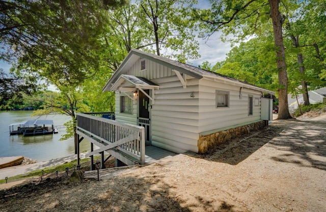 Lake shore fishing cabin #3, Ramp, Boat slip/Dock, great fishing