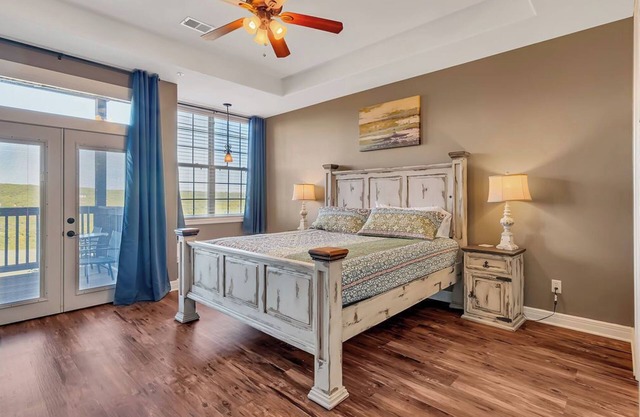 Lake Shore Views: WALK IN UNIT, Sleeps 9, Lake Views, next to Silver Dollar City
