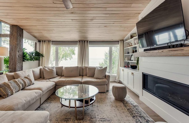 Lake Simcoe Luxury waterfront Retreat near Friday Harbour! Hot Tub!