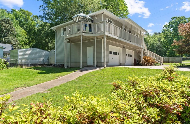 Lake Sinclair Happy Place Guest Suite, 2BR/1BTH, Sleeps 6 Pool & Hot tub Access!